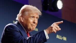 特朗普宣布美国将“赢得”人工智能竞赛，政府公布行动计划