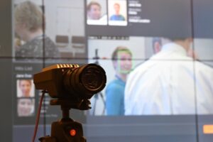威尔士警官在英国率先使用新的面部识别移动应用程序