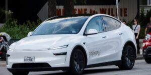 特斯拉向 Robotaxi 应用程序用户通报了加州发布的最新情况
