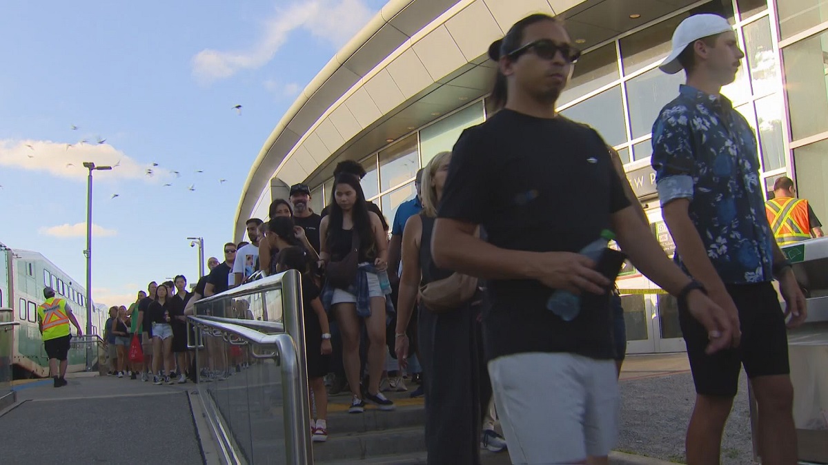 多伦多酷玩乐队音乐会提供有关 GO Transit 服务、AI 响应的经验教训：观察员