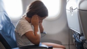 为什么我们的耳朵在飞机上会爆裂？一位听力学家解释道。