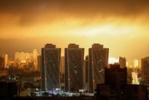 俄罗斯向乌克兰发射无人机、导弹，在基辅造成一人死亡