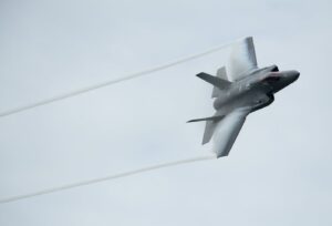 国防部考虑购买可与 F-35 一起飞行的战斗机