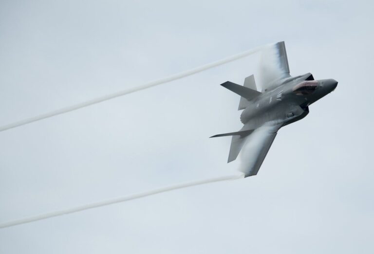 国防部考虑购买可与 F-35 一起飞行的战斗机
