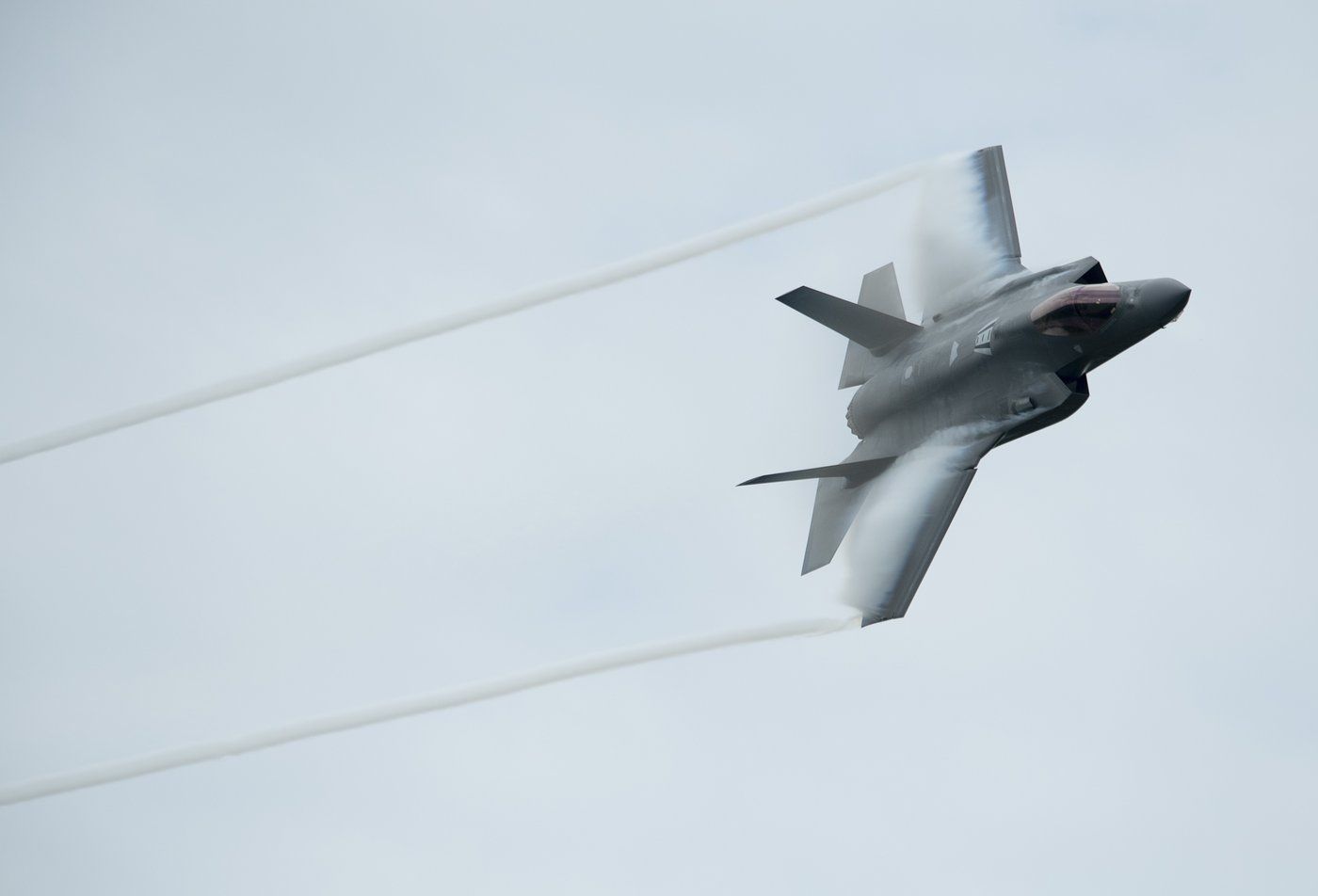 国防部考虑购买可与 F-35 一起飞行的战斗机
