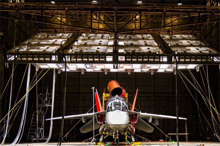 美国空军新型教练机波音 T-7A 红鹰完成极端天气测试
