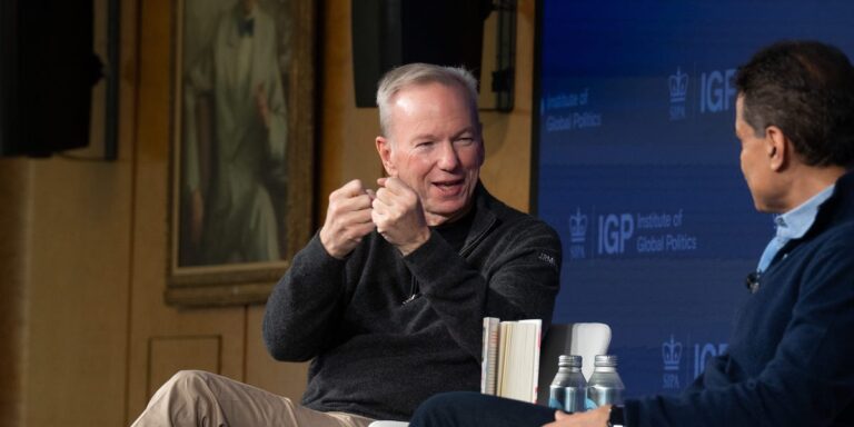 Eric Schmidt 解释了为什么他不认为 AI 是一个泡沫 — 即使它可能看起来像
