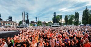 从 Iggy Pop 到 AI 讲座：2025 年俄斯特拉发的色彩拉开了丰富表演阵容的序幕