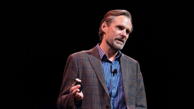 员工 AI 代理采用:在应对挑战的同时实现收益最大化