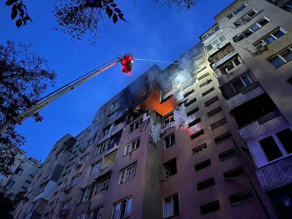 俄罗斯无人机袭击点燃敖德萨高楼：四人受伤，数十人疏散