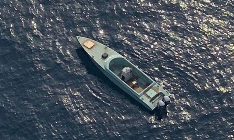 红海危机升级，船员撤离遭无人机袭击的散货船