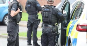 武装警察、狗和无人机在一夜之间两次出现在镇上时被捕