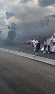 美航空波音客机故障 现场浓烟乘客紧急撤离一人轻伤
