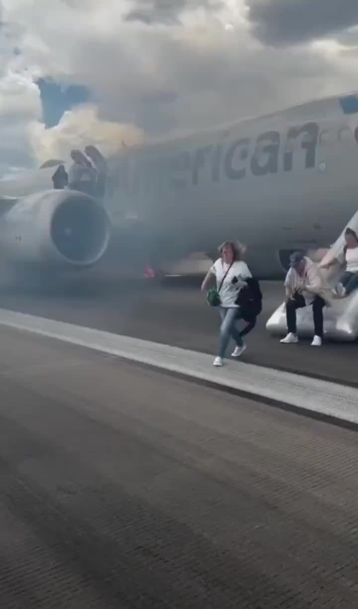 美航空波音客机故障 现场浓烟乘客紧急撤离一人轻伤