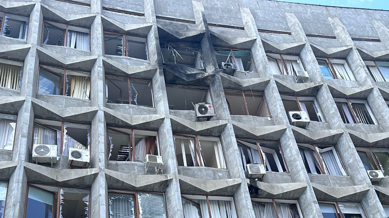 俄罗斯无人机袭击苏梅州军事管理局大楼 – 苏梅州军事管理局大楼