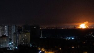 俄罗斯向乌克兰发射新一轮导弹、无人机，基辅有 2 人死亡