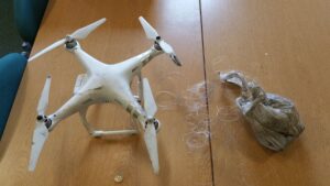 英国的监狱被毒品所淹没：监狱监督机构警告说，由于囚犯每天 22 小时在牢房中度过，“高处看白天的电视”，监狱中的犯罪水平“无法控制”