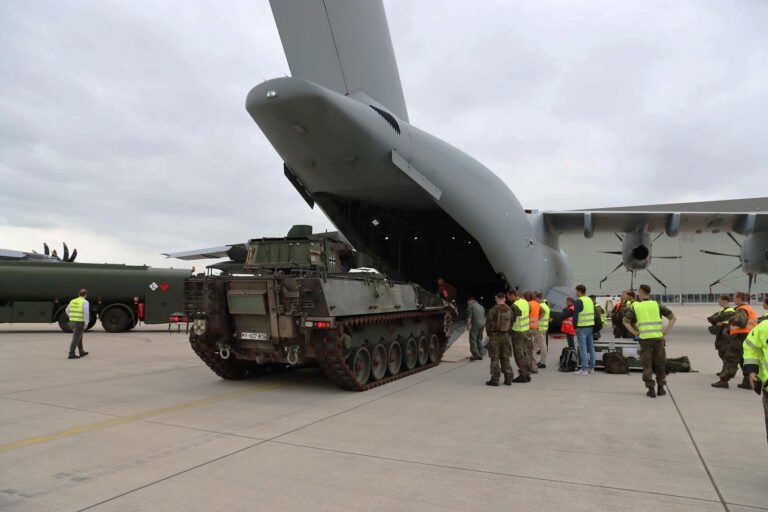德国首架 A400M 运输机空运 Puma 步兵车，标志着快速装甲机动的新时代
