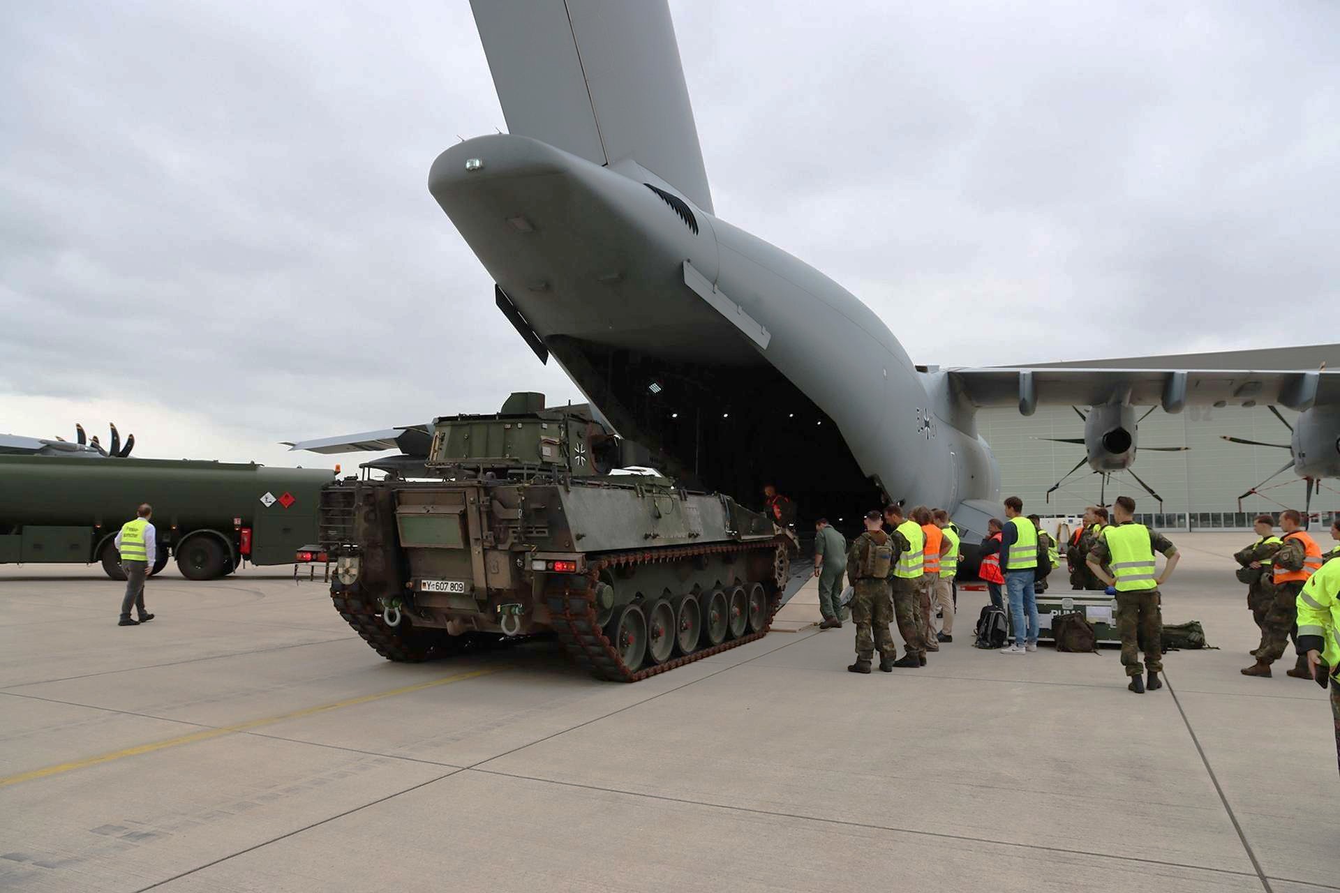 德国首架 A400M 运输机空运 Puma 步兵车，标志着快速装甲机动的新时代
