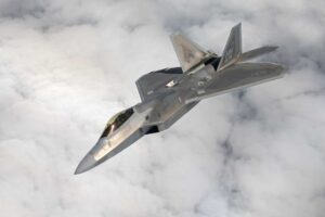 美国空军选择 F-22 猛禽作为第一架在作战行动中指挥自主无人机的战斗机