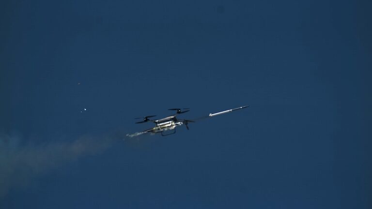 BAE 多旋翼无人机在首次空对空测试中发射 APKWS 弹药