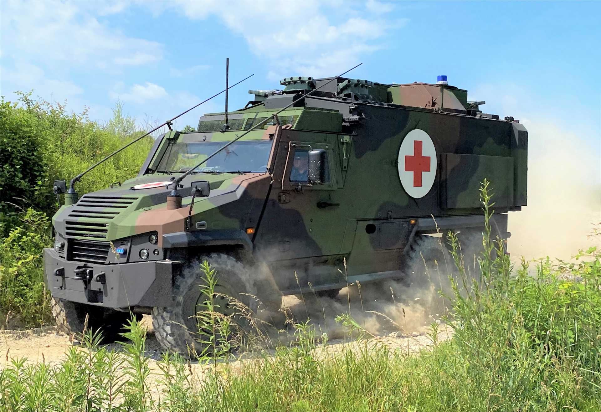 德国陆军使用 mgSanKfz EAGLE 6×6 装甲车加强战场医疗支持