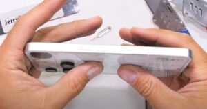 查看新的 Nothing Phone 3 是否在此耐用性测试中弯曲或断裂