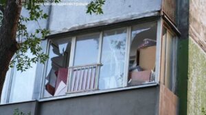 俄罗斯人用无人机袭击扎波罗热：妇女受伤，居民楼受损 – 照片