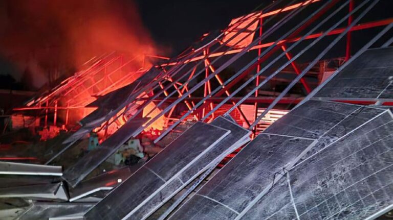 俄罗斯无人机袭击第聂伯罗彼得罗夫斯克州：大火爆发，房屋和学校受损