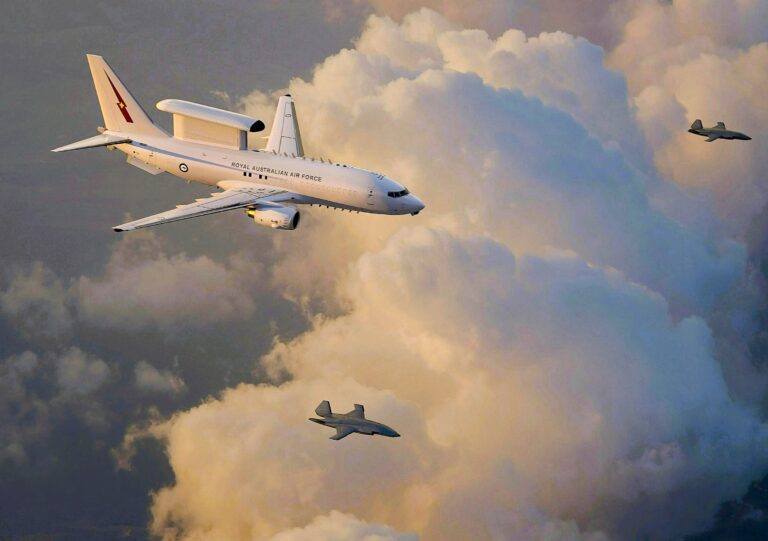 澳大利亚 E-7A 雷达飞机上首次由一名作员控制两架 MQ-28 战斗无人机