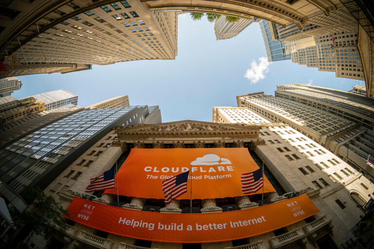 Cloudflare 刚刚以迅雷钜万钧之势打击了 AI 网络爬虫：要么为内容付费，要么被阻止