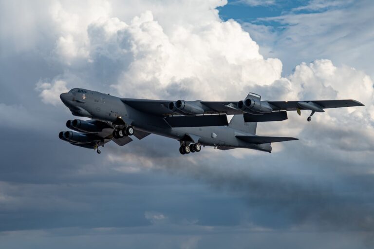 空军调查B-52与客机险些相撞事件