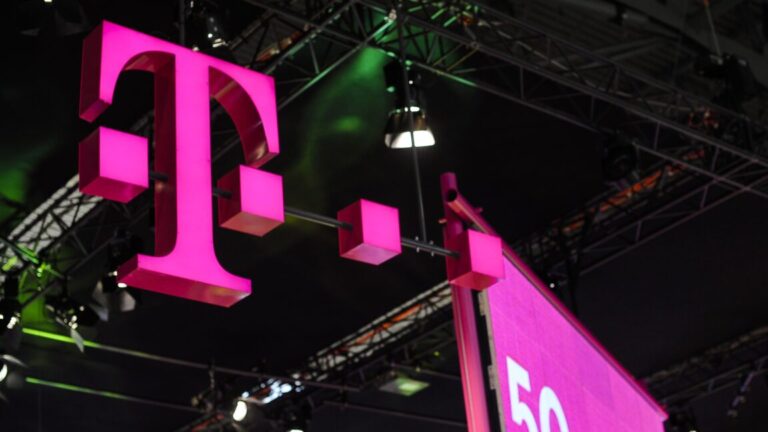 T-Mobile 遵循特朗普 FCC 的命令，终止 DEI 以获得两项合并批准