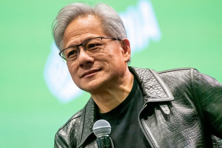 黄仁勋兑现承诺：英伟达CFO等六人跻身亿万富翁行列