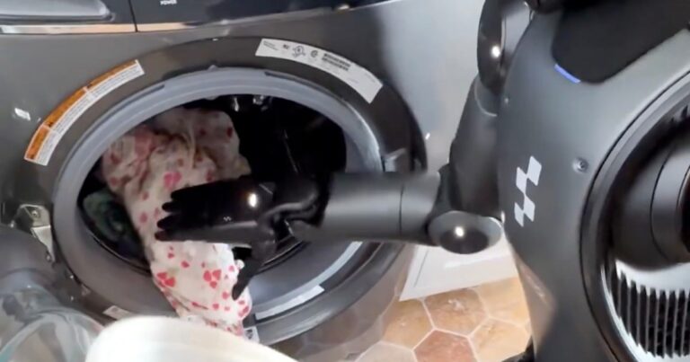 最后，一个可以洗衣服的人形机器人