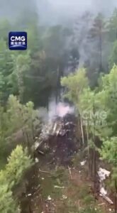 俄安-24客机坠毁现场起火视频曝光