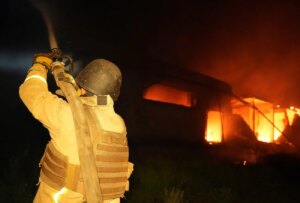 俄罗斯人用“Shaheds”袭击尼古拉耶夫：一栋装有食品工业材料的建筑物起火