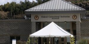 一人认罪，另一人在监狱中被判刑无人机违禁品阴谋