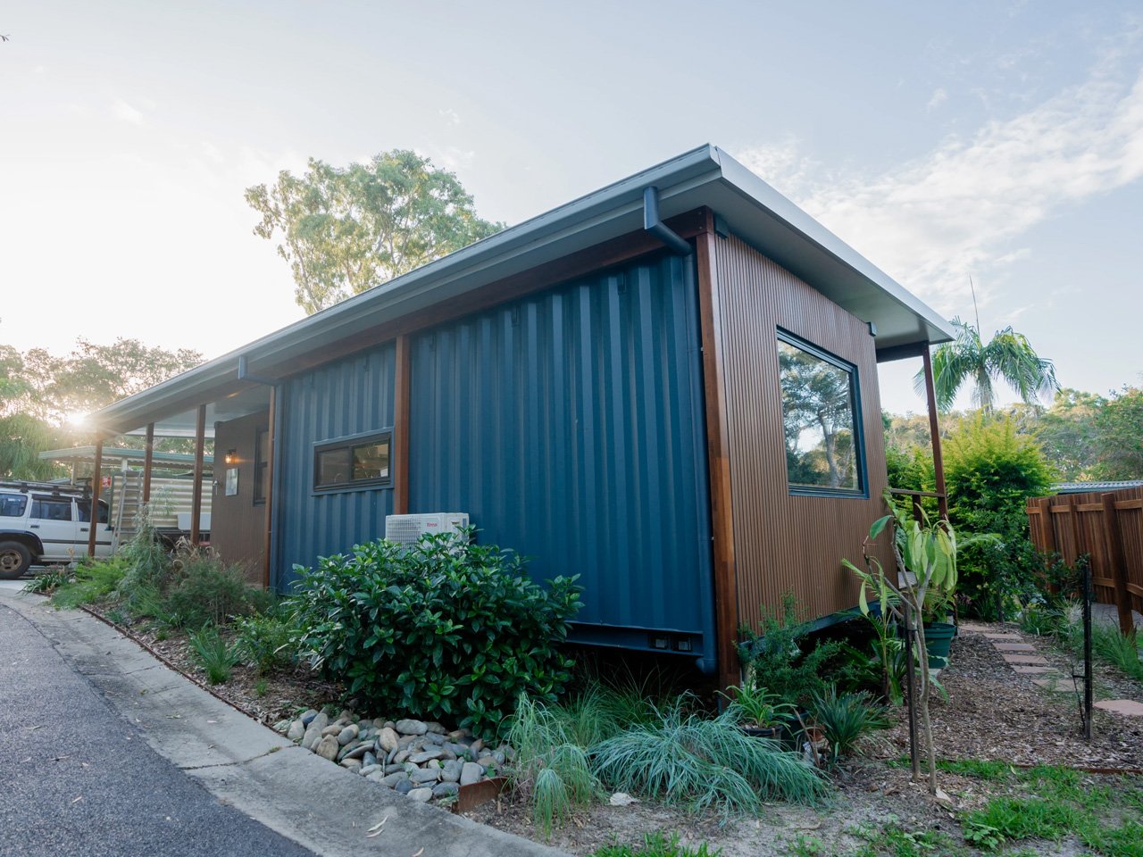 这款 L 形集装箱住宅证明了小空间生活可以很奢华