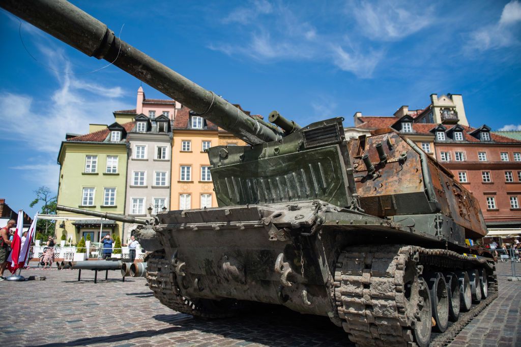 军方发布乌克兰无人机部队摧毁俄罗斯远程加农炮的视频