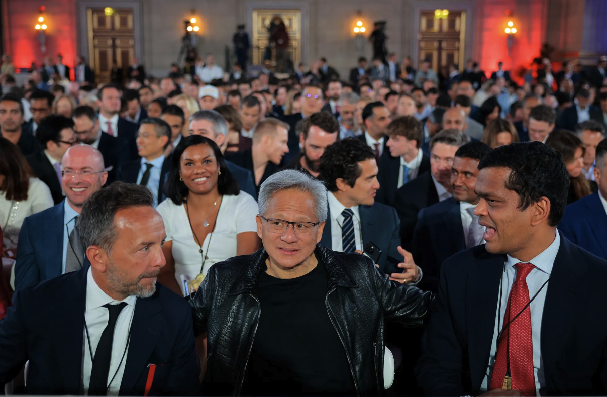 特朗普盛赞黄仁勋：曾想拆分英伟达未果