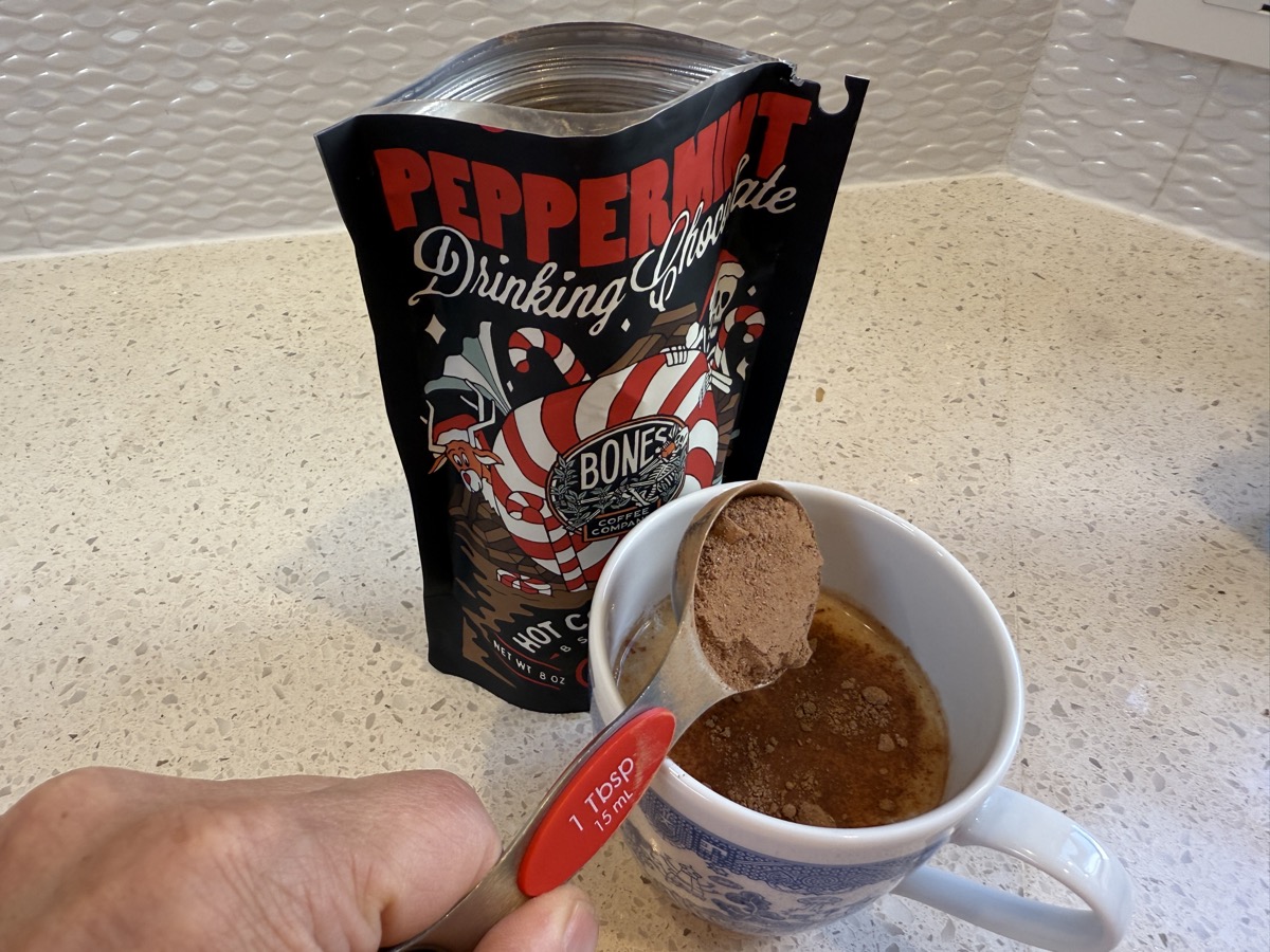 Bones Coffee 薄荷饮用巧克力评论 – 一年中的任何一天都可以品尝假期