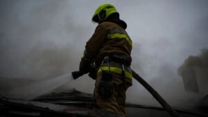 哈尔科夫地区遭到俄罗斯无人机袭击：有一人死，一人受伤，起火了