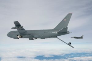 KC-46吊杆损坏致紧急着陆 图片曝光