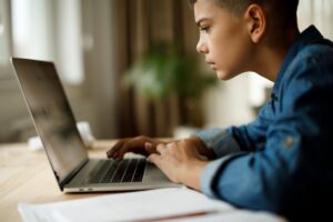 学生使用人工智能完成课程作业“不可接受”
