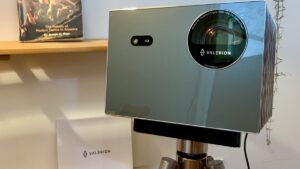 Valerion VisionMaster Pro 2 投影仪投射出如此催眠的视觉效果，您几乎可以感受到激光