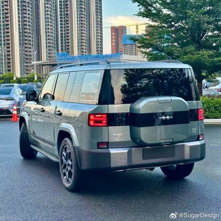 比亚迪方程豹钛 7 实车亮相：硬朗造型，多色可选