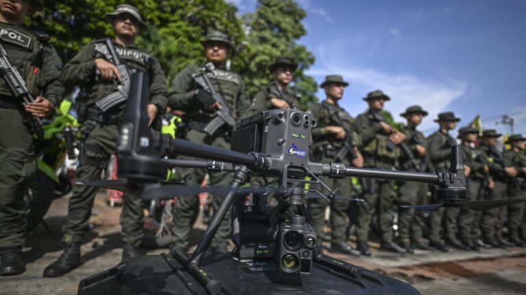哥伦比亚部署武装无人机，加大打击贩毒团伙的力度