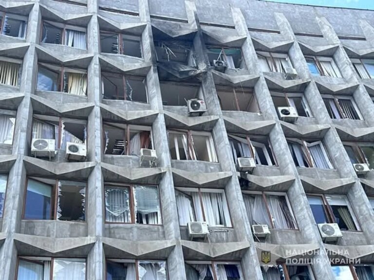 俄无人机袭击苏梅市中心，破坏地区国家管理局大楼