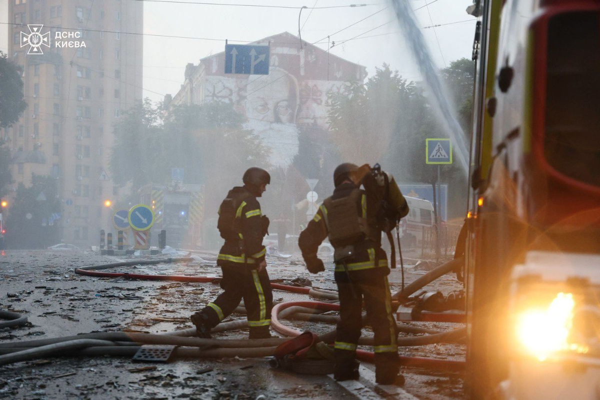 至少 2 人死亡，俄罗斯在十小时的猛攻中猛攻基辅，这座城市被浓烟吞没
